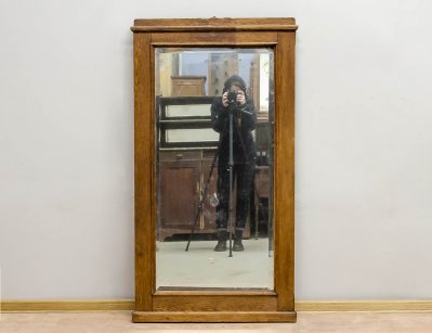 Старинное зеркало в дубовой раме