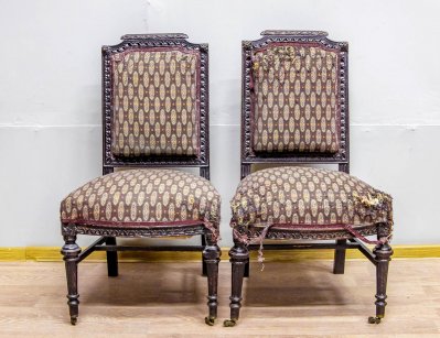 Пара антикварных стульев с резьбой