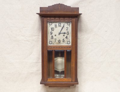 Старинная настенные часы в стиле модерн