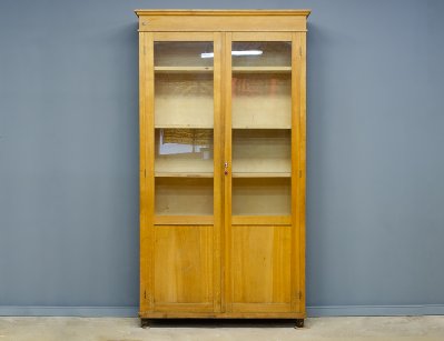 Винтажный книжный шкаф