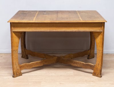 Антикварный обеденный стол в стиле модерн
