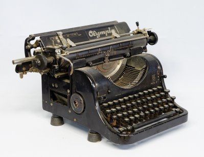 Старинная печатная машинка Olympia 