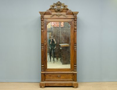 Антикварный резной платяной шкаф 19 века