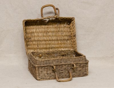 Старинный плетеный чемодан