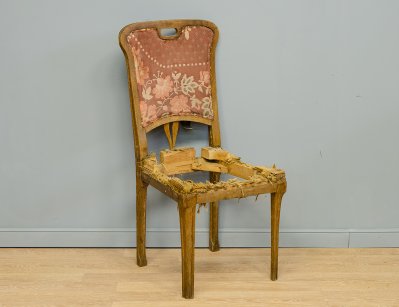 Антикварный стул в стиле модерн