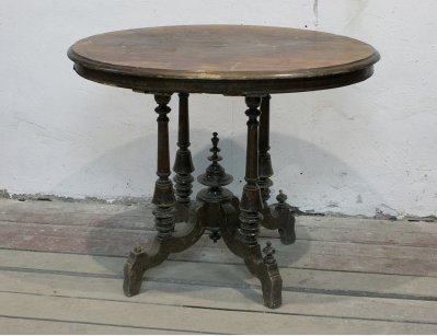 Старинный овальный стол