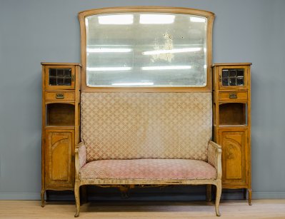 Антикварный диван-купе в стиле модерн