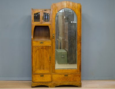 Антикварный платяной шкаф в стиле модерн