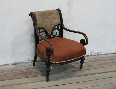 Старинное кресло фирмы Конъ