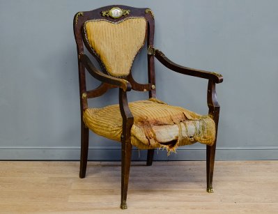 Антикварное кресло с фарфоровой вставкой 