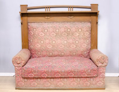 Старинный диван с высокой спинкой 