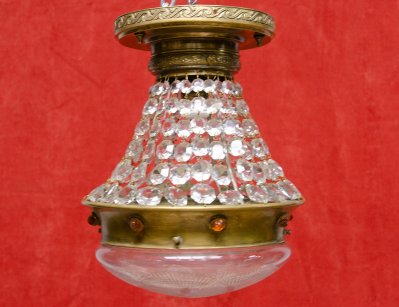 Старинный светильник с хрустальным плафоном