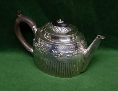 Антикварный чайник с растительным орнаментом