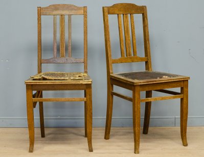 Пара старинных дубовых стульев