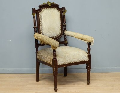 Антикварное кресло бронзовыми с накладками