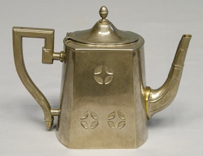 Антикварный чайник в стиле модерн