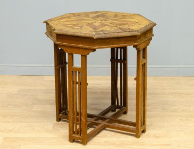 Старинный восьмигранный столик