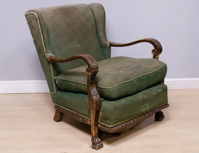 Старинное кресло с лапами