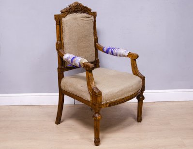 Антикварное ореховое кресло