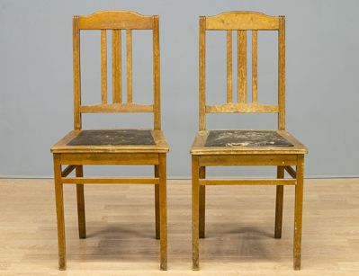 Пара старинных стульев