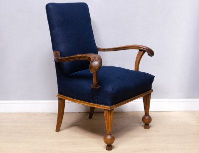 Старинное ореховое кресло (после реставрации)