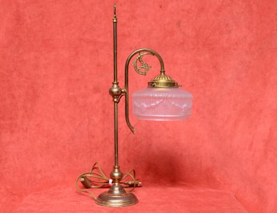 Старинная настольная лампа в стиле модерн