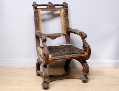 Антикварное кресло в стиле ренессанс