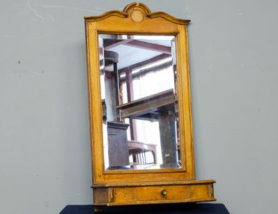 Старинное зеркало с ящиком