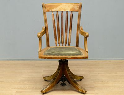 Старинное вращающиеся кресло