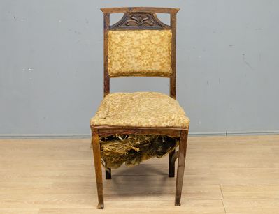 Антикварный стул в стиле модерн