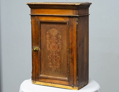 Старинный навесной шкафчик с тиснением