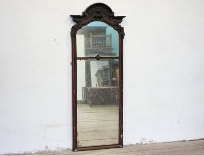 Старинное зеркало в деревянном окладе