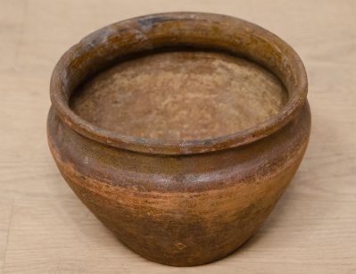 Старинный керамический горшок