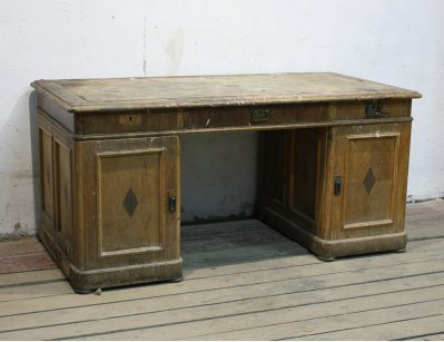 Старинный письменный стол с ромбами