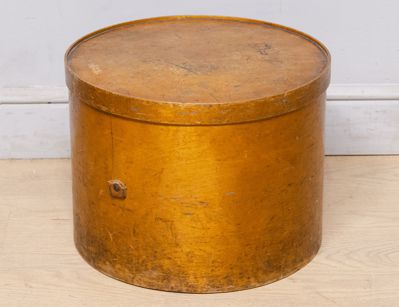 Старинная шляпная коробка