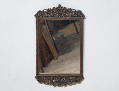 Старинное зеркало в металлической раме
