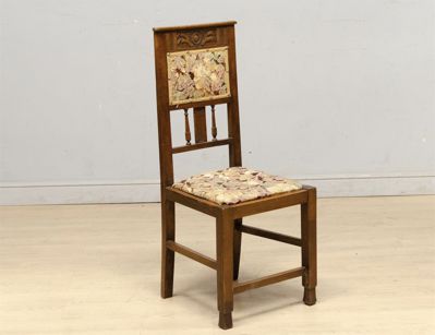 Старинный стул с резьбой