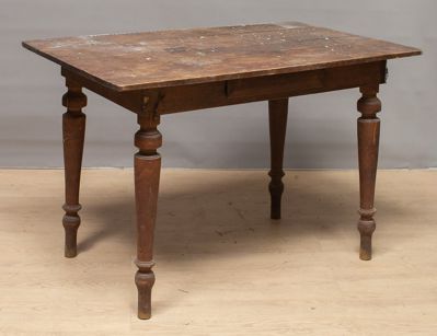 Старинный стол с точеными ногами