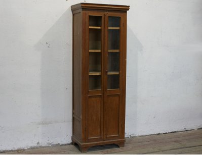 Старинный узкий книжный шкаф