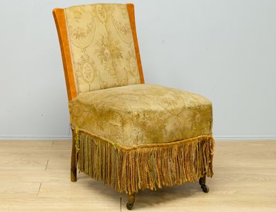 Антикварный кутаный стул
