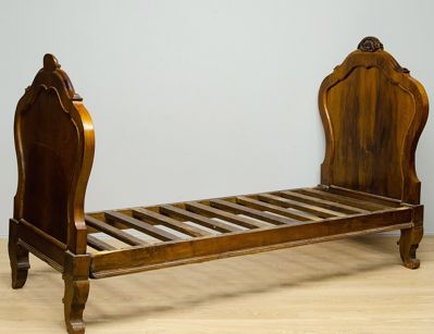 Антикварная ореховая кровать 19 века