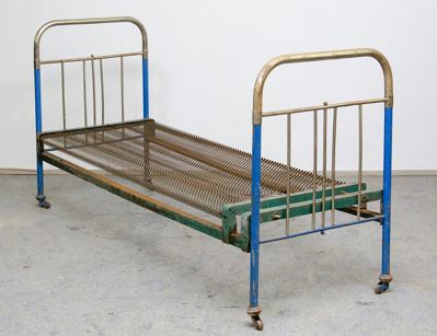 Старинная металлическая кровать