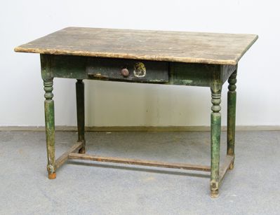 Старинный деревенский стол с ящиком