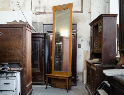 Антикварное простеночное зеркало в стиле модерн