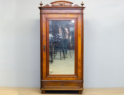 Антикварный бельевой шкаф с зеркалом