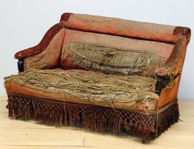 Антикварный кутаный диван