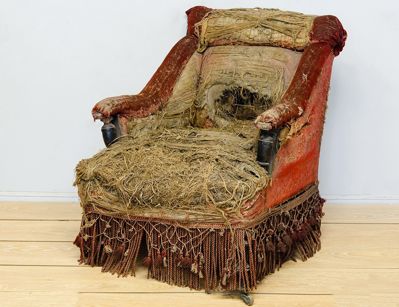 Антикварное кутаное кресло