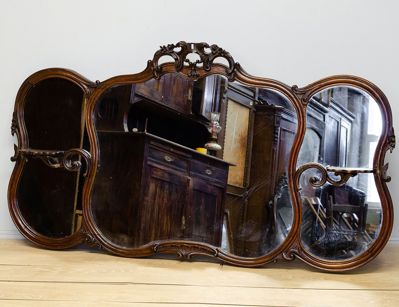 Антикварное настенное зеркало с резьбой