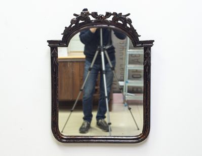 Антикварное настенное зеркало с резьбой