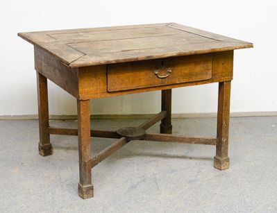 Старинный дубовый стол с ящиком